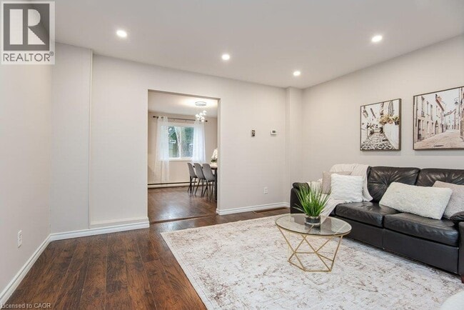 Building Photo - 185 Cedarvale Crescent