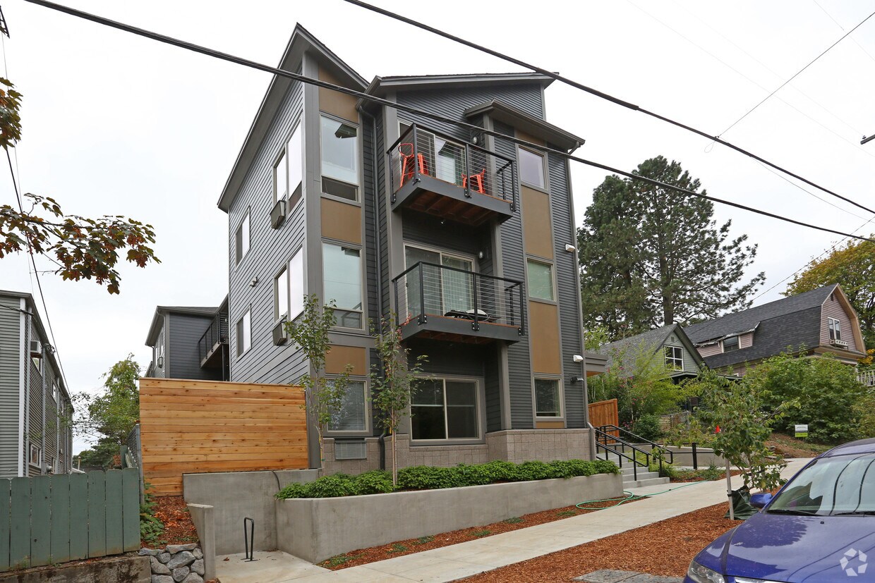 Building Photo - 1636 SE Harold St