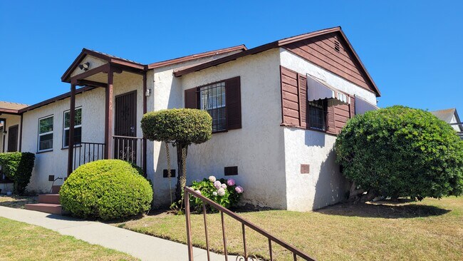 Front unit in triplex - 10846 S Manhattan Pl