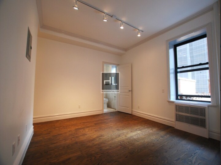 Primary Photo - 14-15 5th Ave