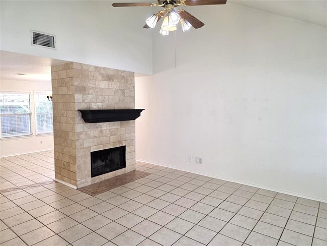 Building Photo - 1600 Hollow Tree Blvd