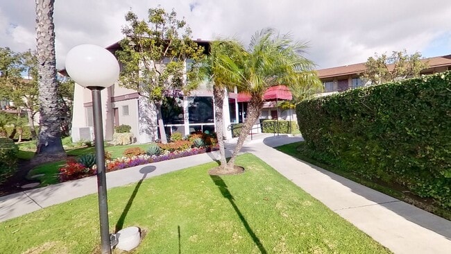 Foto del edificio - 583 N Tustin Ave