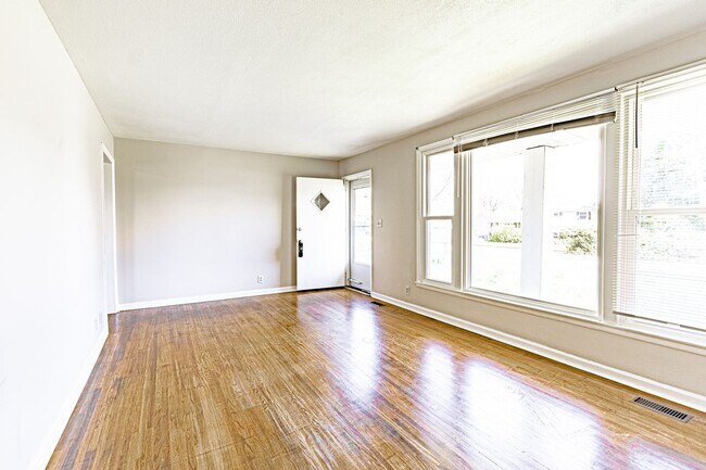 Foto del edificio - Pictures coming soon....