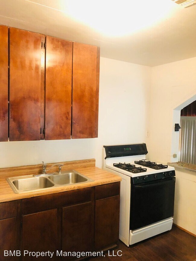 Building Photo - 3 br, 1 bath House - 7 E Woodland Drive