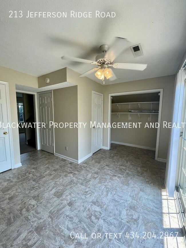 Foto del edificio - 213 Jefferson Ridge Rd