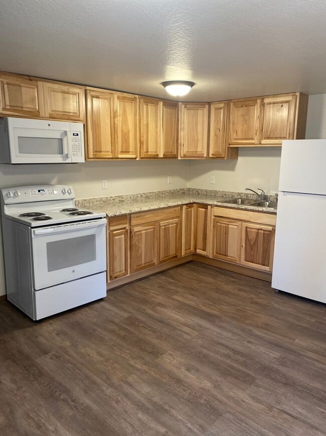 Building Photo - 402 N Chestnut St