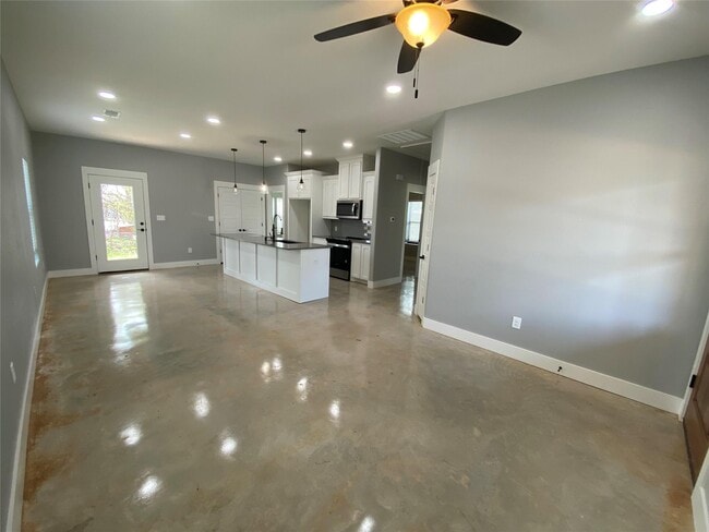 Building Photo - 1004 W Hanna St