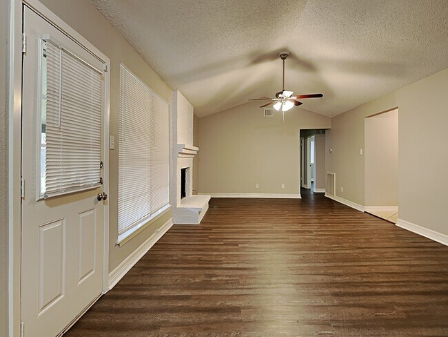 Foto del edificio - 6907 Foxside Ln
