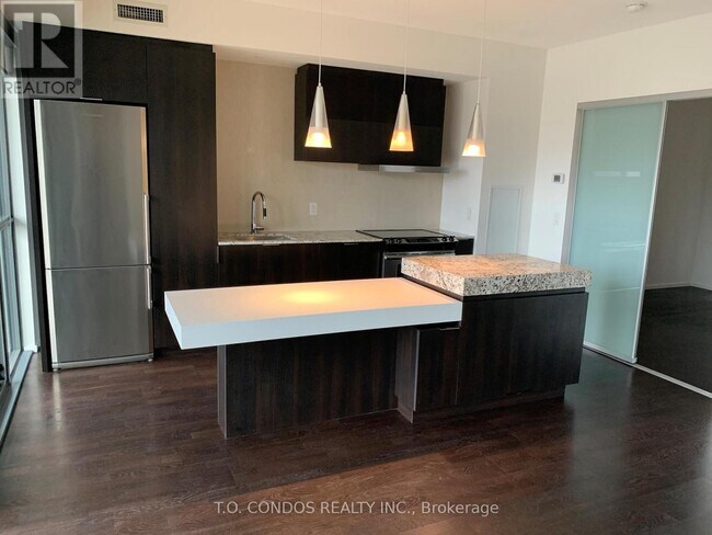 Building Photo - 101 Charles St E