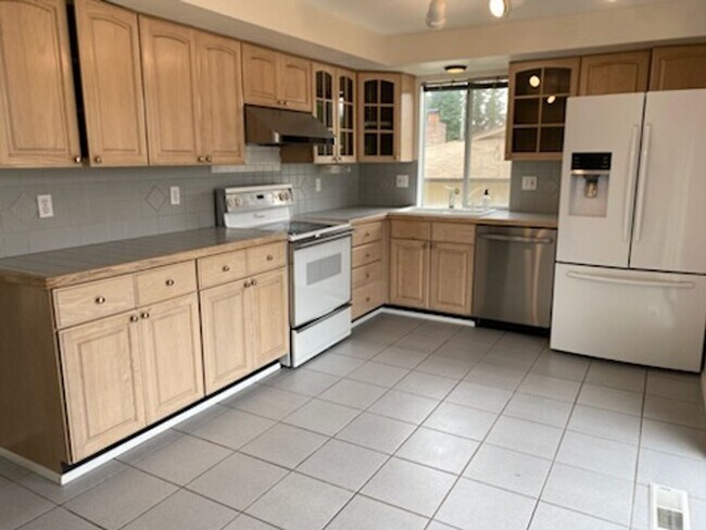 Foto del edificio - $4250 Large 2 story split entry 4BDR,2BA S...