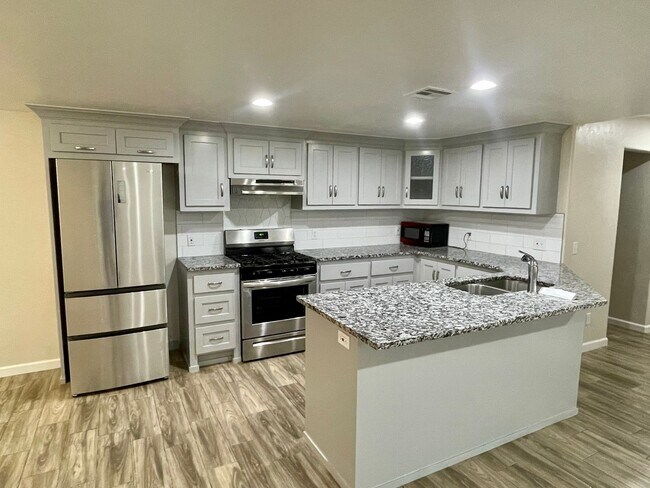 Building Photo - Newly Renovated 3 Bed, 2 Bath Duplex
