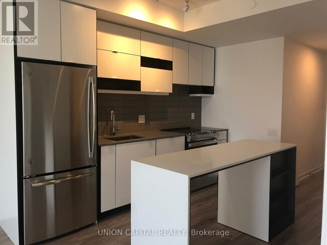 Photo du bâtiment - 4065-4065 Confederation Pkwy