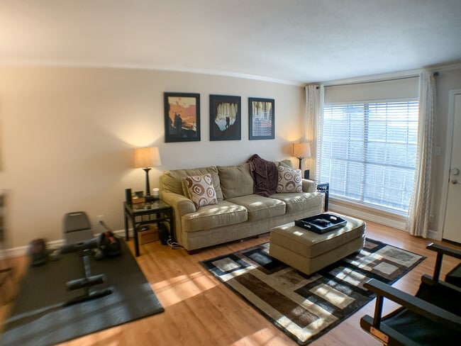 Ventanas enormes con mucha luz natural. - 2425 Ashdale Dr