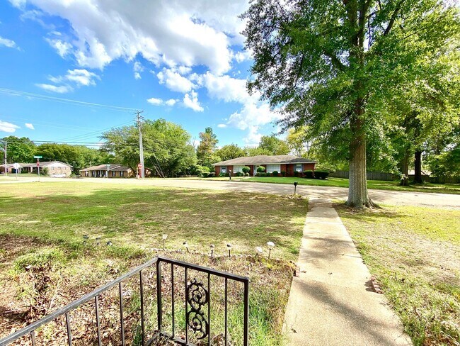 Building Photo - 1100 Cleveland St