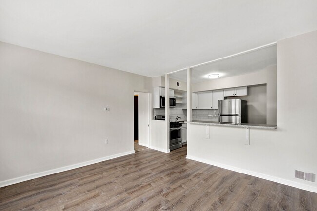 Foto del edificio - 644-650-650 Center Ave