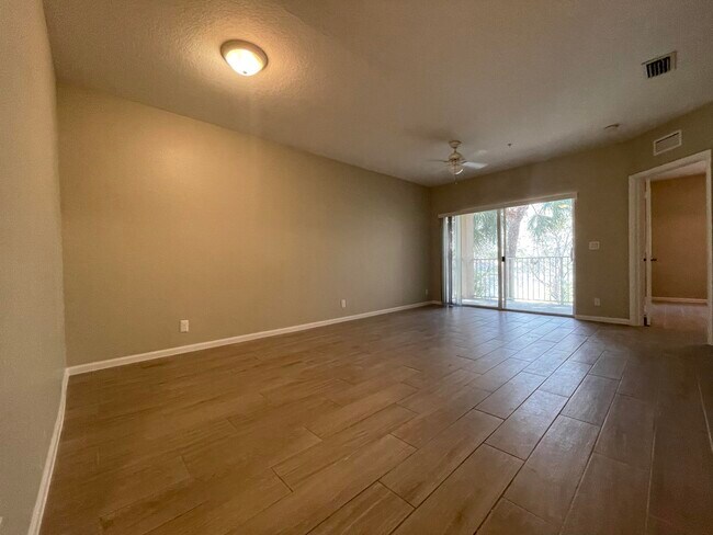 Foto del edificio - 1165 Golden Lakes Blvd