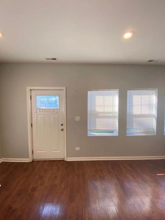 Building Photo - 3 bedroom in Chicago IL 60632