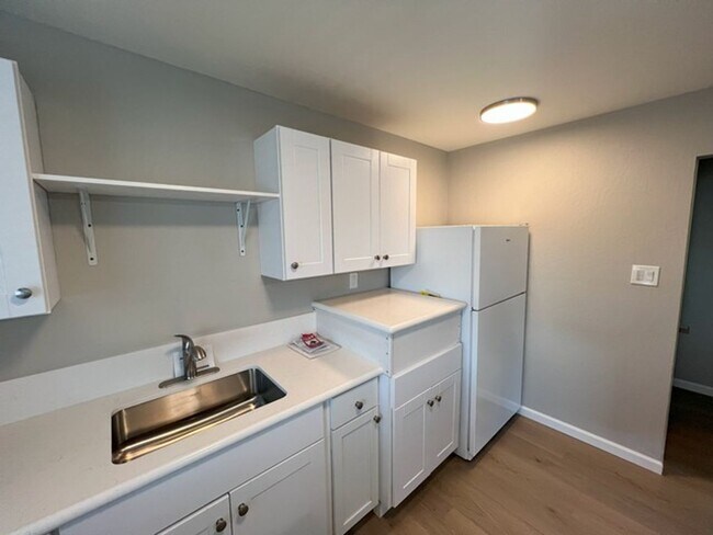 Foto del edificio - Fully Updated One Bedroom Upstairs Reno...
