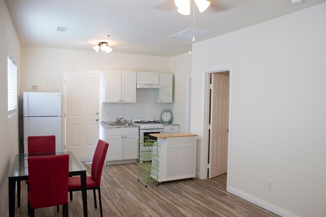 Building Photo - 659 Salem St