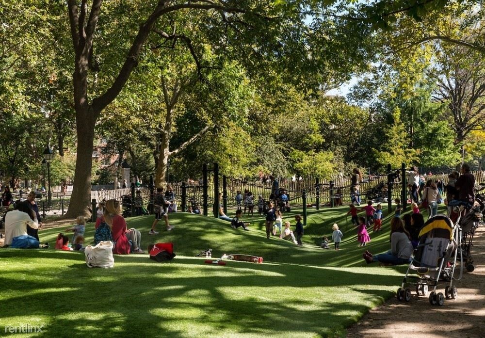 Building Photo - 245 E 11th St