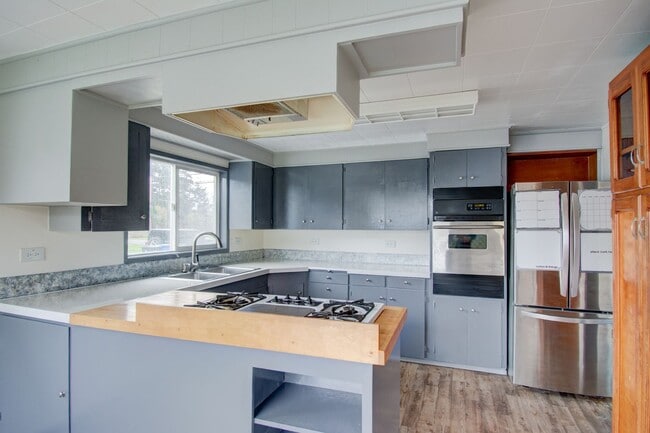 Building Photo - 3 bedroom/3 Bathroom House- In Town with Large yard