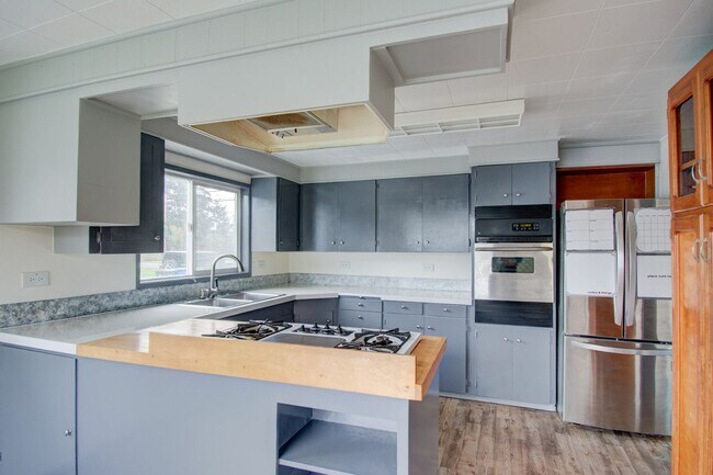 Foto del edificio - 3 bedroom/3 Bathroom House- In Town with Large yard