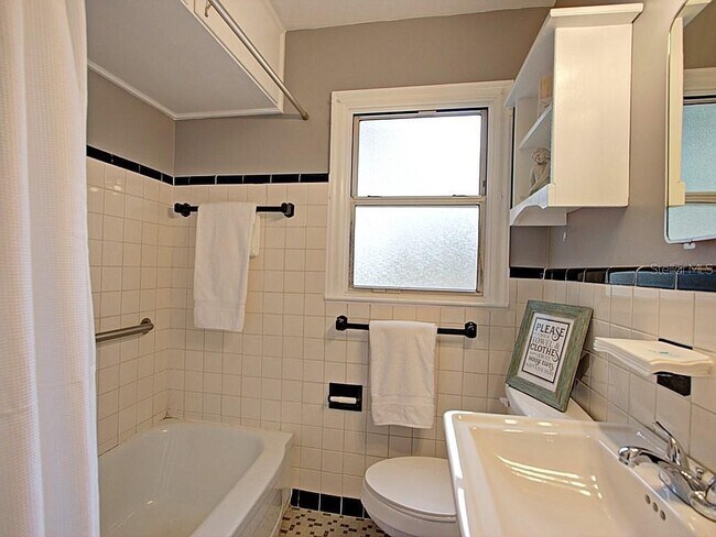 Baño #1 - 604 N Kentucky Ave