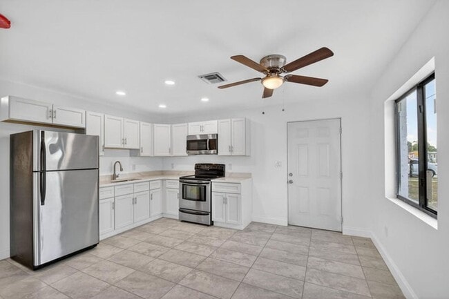 Photo - 917 W 2nd St House