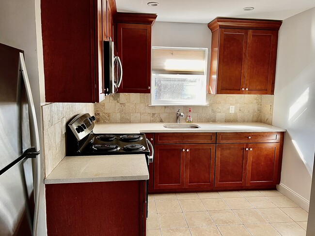 Kitchen - 121 Glenwood Rd