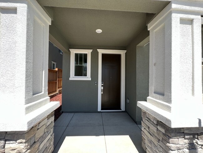 Foto del edificio - Newer Construction Home located in desirab...