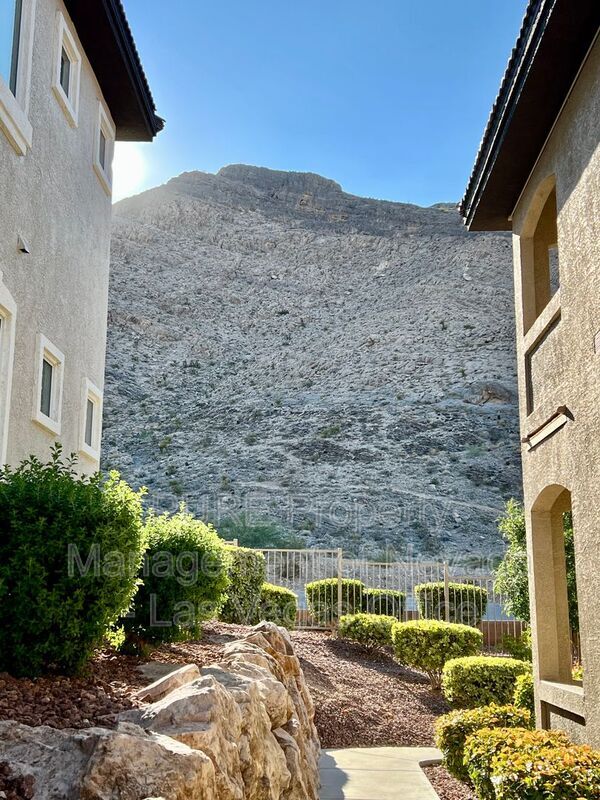 Foto principal - 3545 Cactus Shadow St