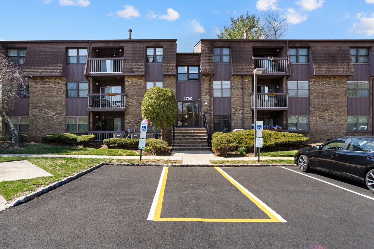 Primary Photo - 1724 Country Mill Dr
