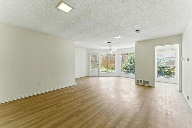 Foto del edificio - 6907 W Cleburne Rd