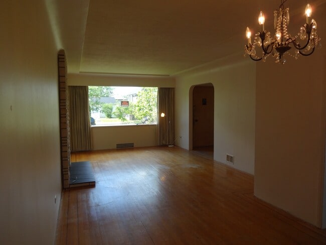 Building Photo - 2510 W King Edward Ave