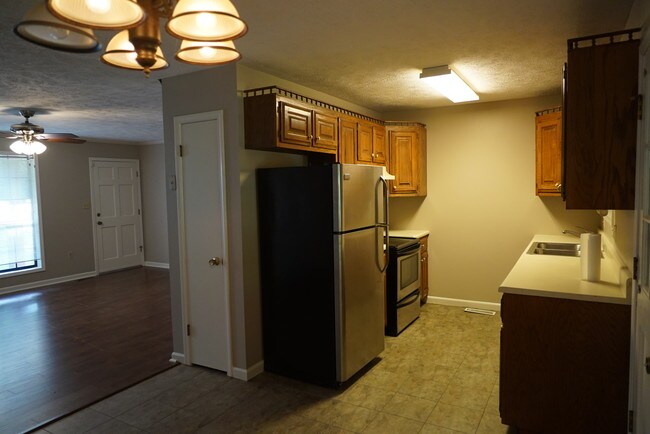 Building Photo - 16 Warfield Cv