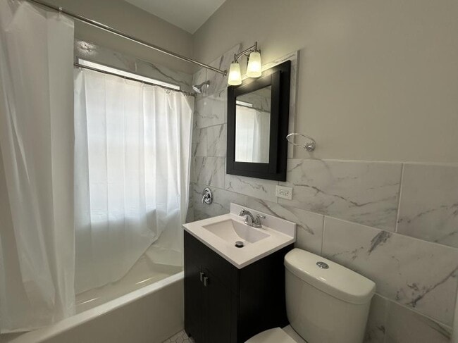 Building Photo - 0 bedroom in Chicago IL 60646