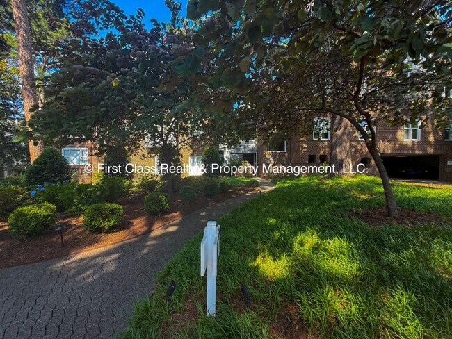Foto del edificio - 741 Bishops Park Dr