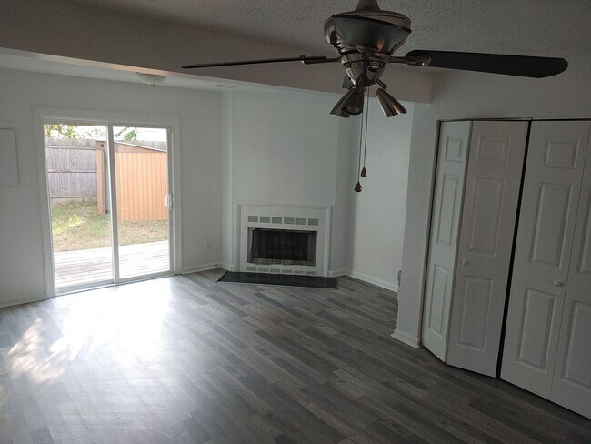 Foto del edificio - 824 Armistine Court- Available Now