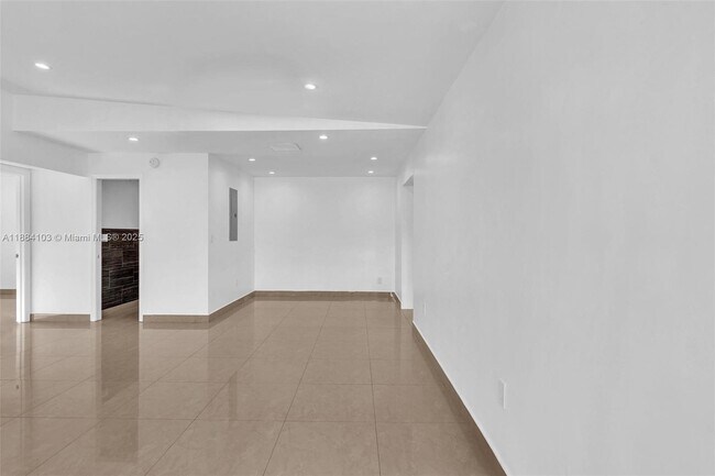 Building Photo - 5618 SW 36th St