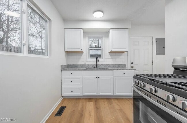 Building Photo - 3890 E 143rd St