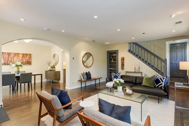 Building Photo - Meticulous 2 Bed 2.5 Bath End Unit Townhom...
