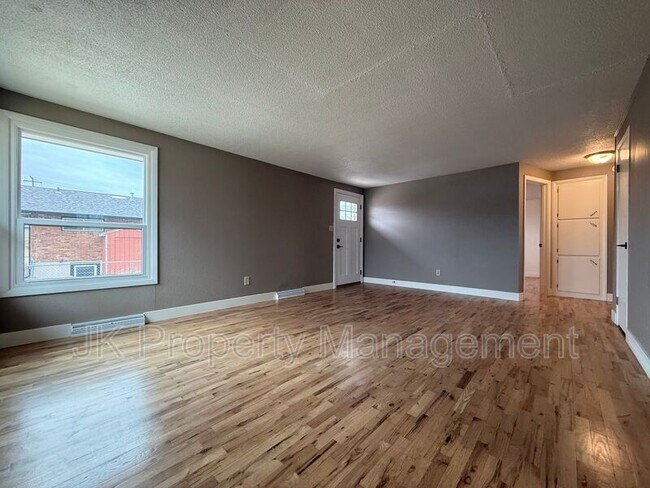 Building Photo - 528 21st Ave NE