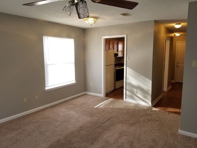 Building Photo - 2 BD, 1 1/2 BA, townhome in Sherwood
