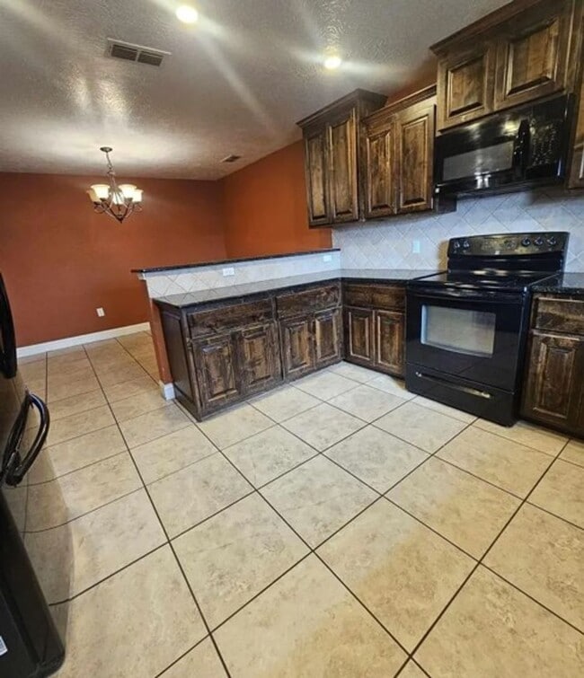 Foto del edificio - Lovely 4 bed, 2 bath, Pet Friendly Home