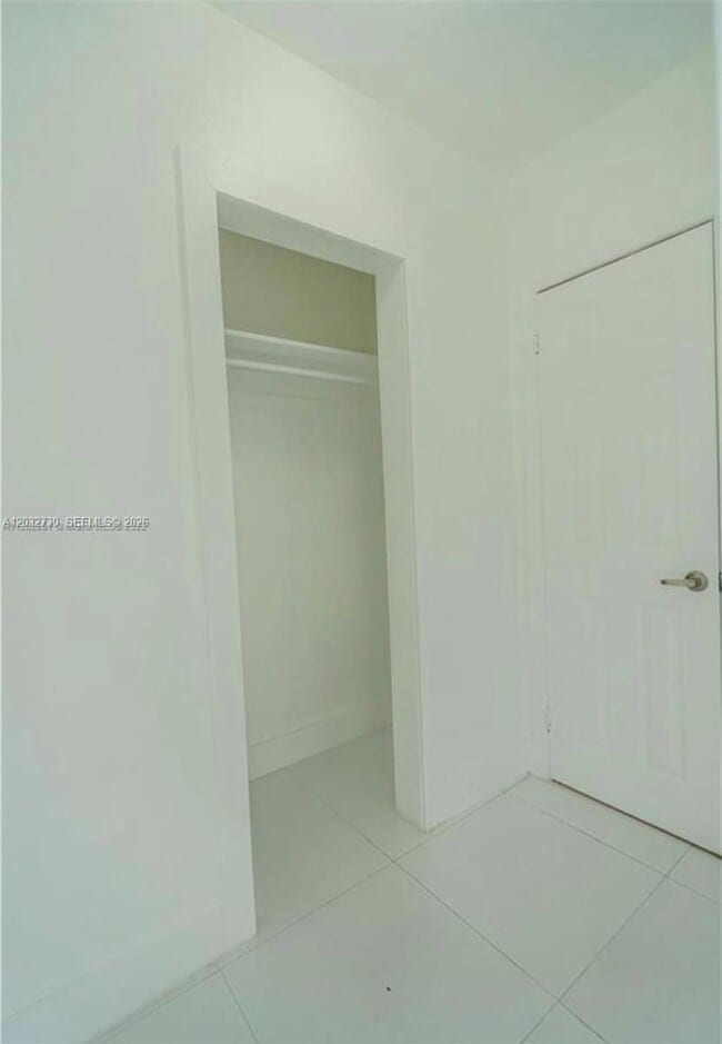 Foto del edificio - 7935 Crespi Blvd