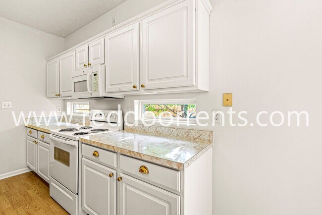 Building Photo - Come and See this Property!!