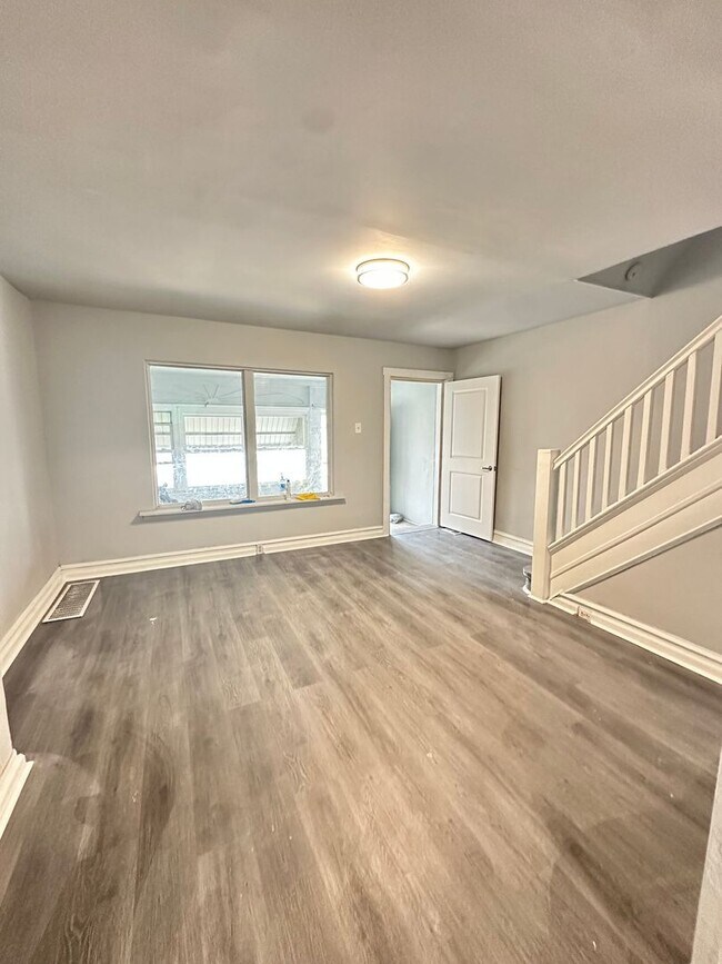 Building Photo - 3 bedroom 1 bath house available in Southw...