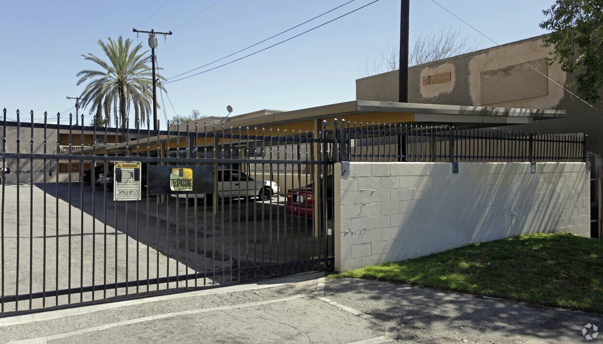 Building Photo - 1405 E Lynwood Dr