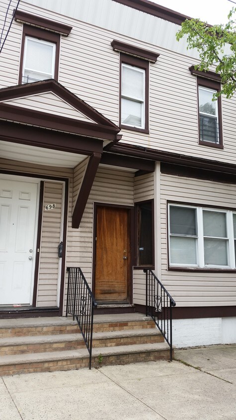 Primary Photo - 698 Bergen St
