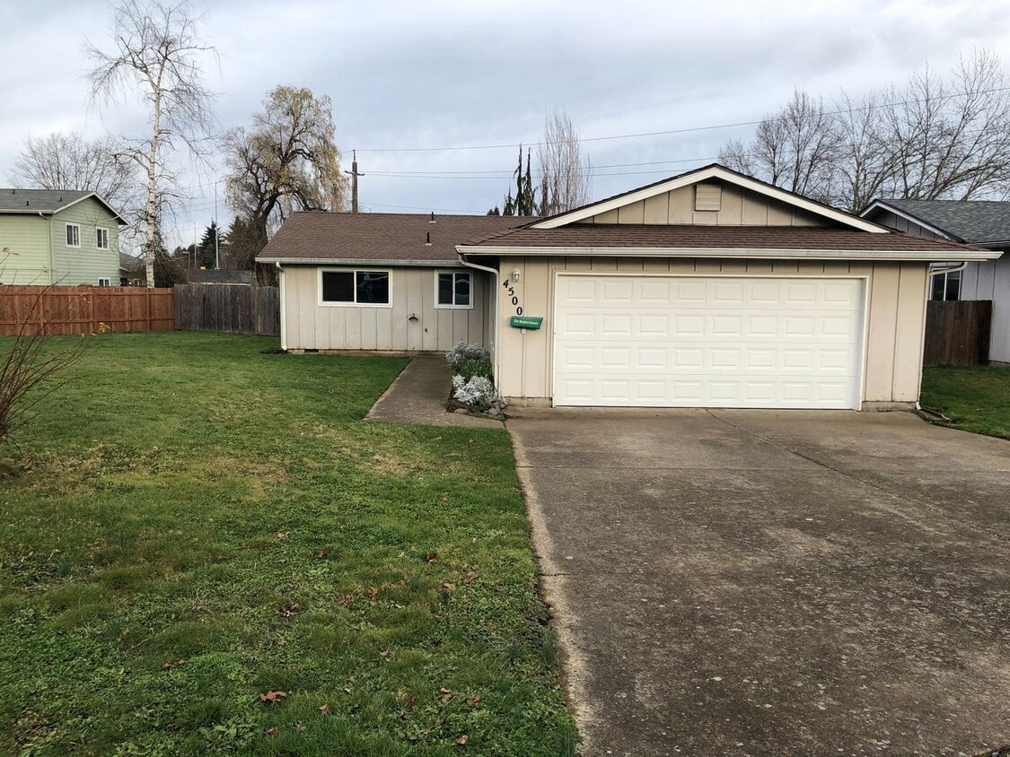 Primary Photo - NW Eugene home in cul-de-sac with large yard!